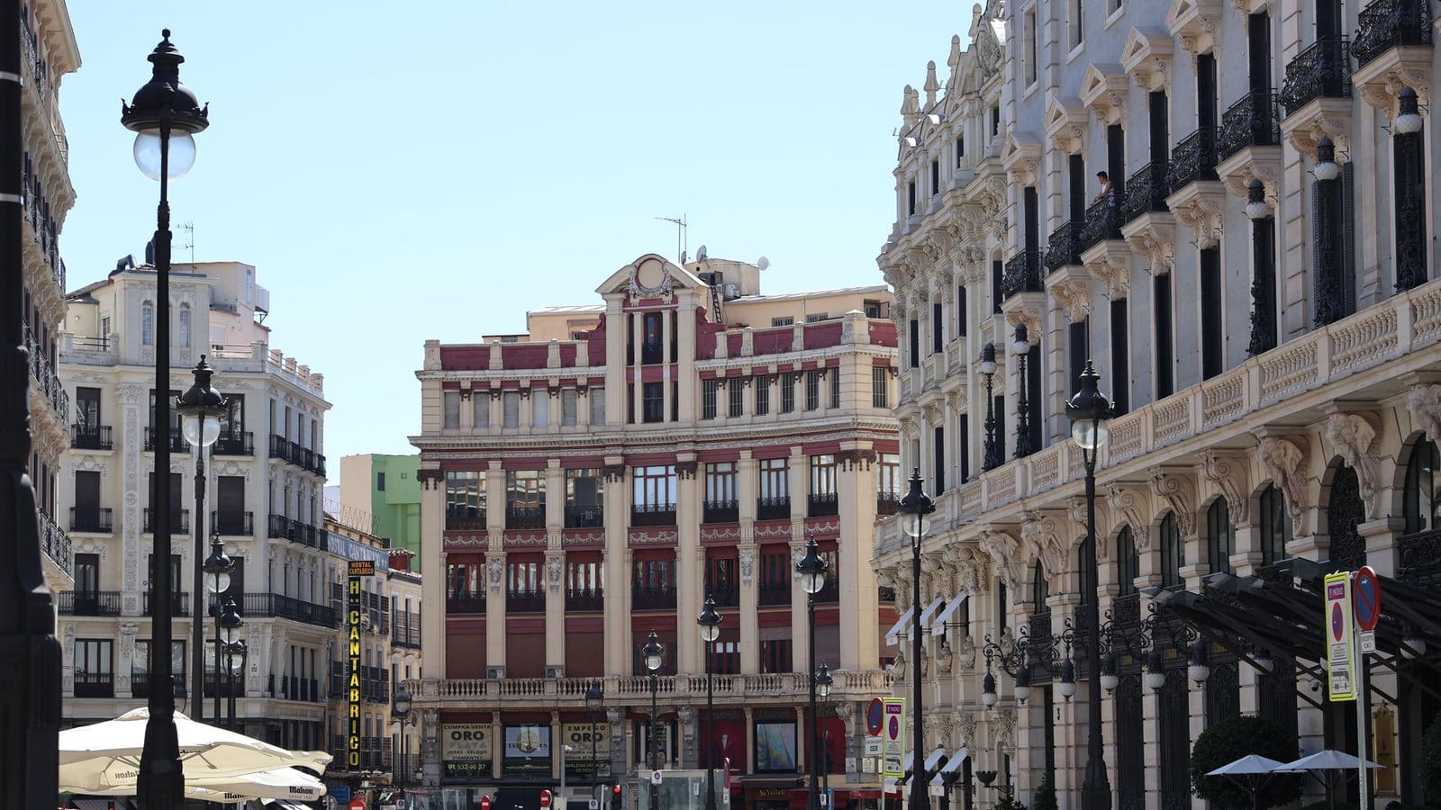 Vista urbana del distrito Centro de Madrid con arquitectura tradicional y moderna.