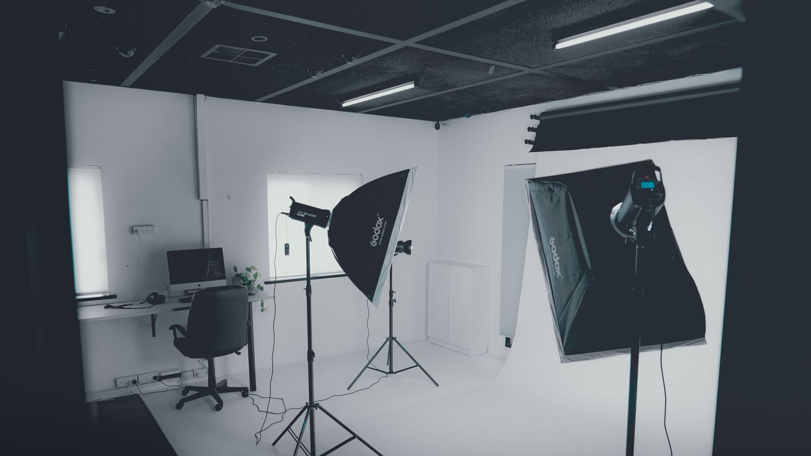 Espacio de alquiler de estudio fotográfico equipado con modificadores de luz y suelos de hormigón.